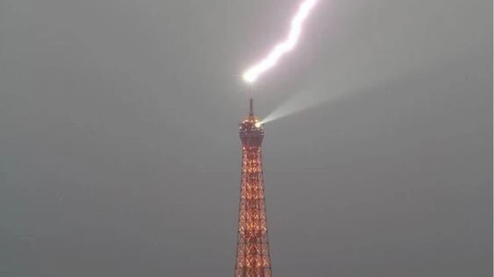 Η στιγμή που κεραυνοί χτυπούν τον Πύργο του Άιφελ! (Βίντεο)